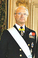 Carl XVI Gustaf - holding.jpg